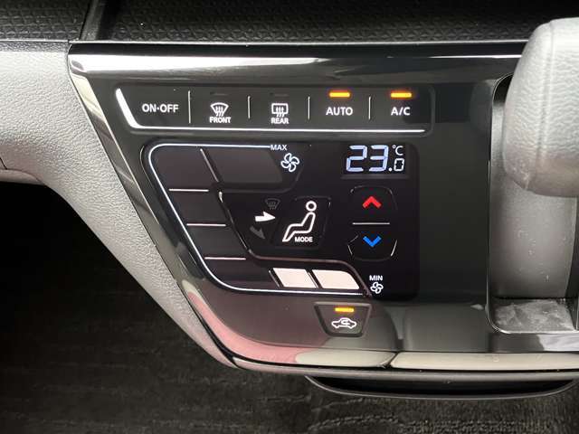 設定した温度をしっかりキープしてくれるオートエアコンで車内はいつでも快適です。タッチパネル式で凹凸がないからお掃除もラクラク♪