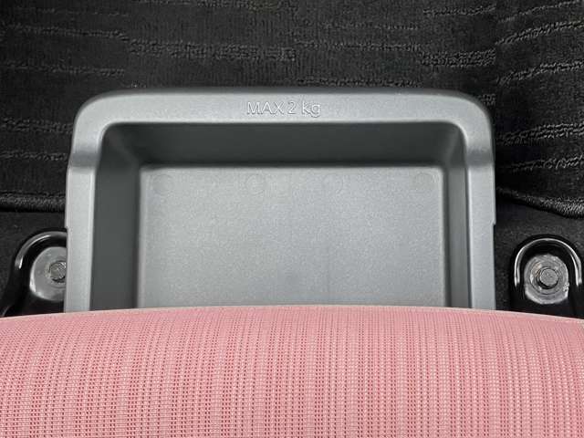 助手席のシート下には便利なスライド式の収納も。運転用の替え靴や、車内に常備したい子ども用品、着がえた服などを収納できます。
