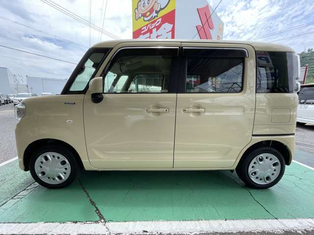 カーポート佐々木では広い展示場を完備★常時約60～70台程度の幅広い展示車（新車～中古車まで）を展示しております♪スズキの看板が目印★お気軽にお立ち寄りください♪