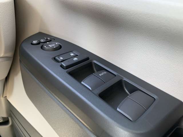 ☆クルマ買ったらエンジンオイル無料のテクノオートリアルです。納車時より走行距離4000キロ又は6ヶ月に一回のペースでご来店していただければ、エンジンオイル交換が無料です！工賃・オイル代金が0円！