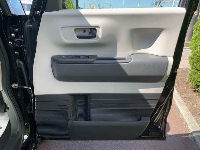 ☆クルマ買ったらエンジンオイル無料のテクノオートリアルです。納車時より走行距離4000キロ又は6ヶ月に一回のペースでご来店していただければ、エンジンオイル交換が無料です！工賃・オイル代金が0円！