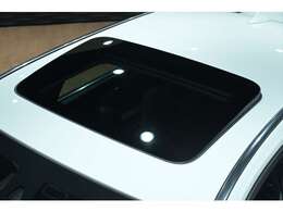 開放感あるドライブを堪能できるサンルーフを装備！