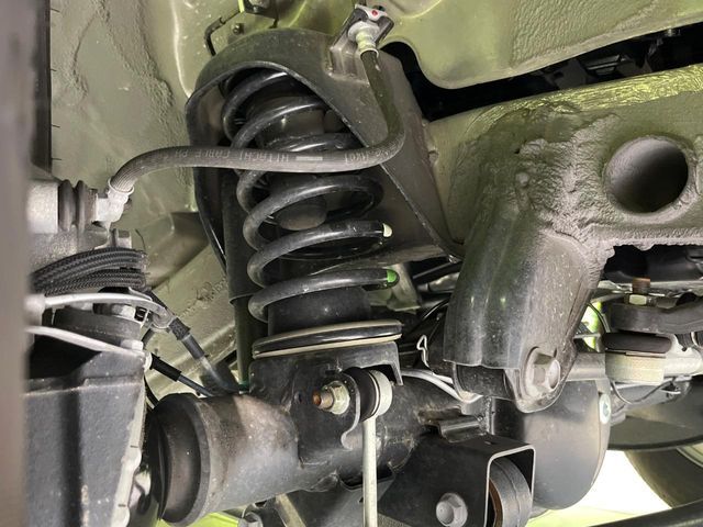 お車を安心してお乗りいただく為には、足回りの定期点検が欠かせません。サービスサポート（有償保証）では無料点検もご提供しており、安心のカーライフをお過ごしいただけるサポート体制が整っています。