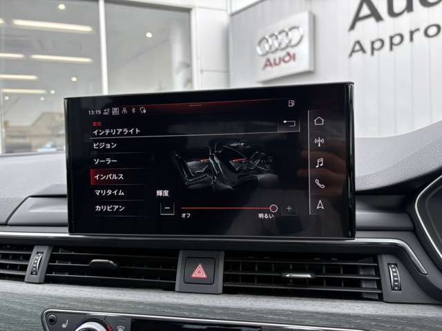 ●マルチカラーアンビエントライト『車内の雰囲気をカスタマイズするための照明機能です。さまざまな色に変更できるLEDライトを使用し、ドライバーや乗客の好みに合わせて車内の雰囲気を演出します。』