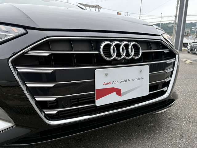 シングルフレームグリルはAudiの象徴的なデザイン要素であり、一目でAudiとわかるスタイル、大きくて迫力のある形状が車のスポーティな印象を強調しており、魅力的なデザインとなっています。
