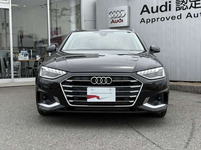 シングルフレームグリルはAudiの象徴的なデザイン要素であり、一目でAudiとわかるスタイル、大きくて迫力のある形状が車のスポーティな印象を強調しており、魅力的なデザインとなっています。