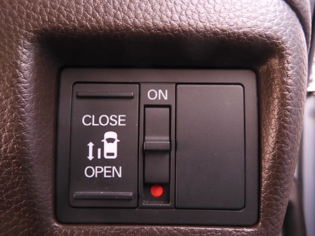 ◆片側電動スライドドア◆狭い駐車場でも乗り降りが楽々♪お子様が隣の車にドアを当ててしまう心配もございません！小さなお子様連れの方もこれで安心。