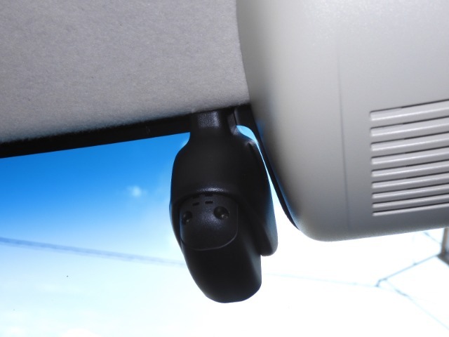 ◆ドライブレコーダー◆映像・音声などを記録する自動車用の装置です。　もしもの事故の際の記録はもちろん、旅行の際の思い出としてドライブの映像を楽しむことができます。