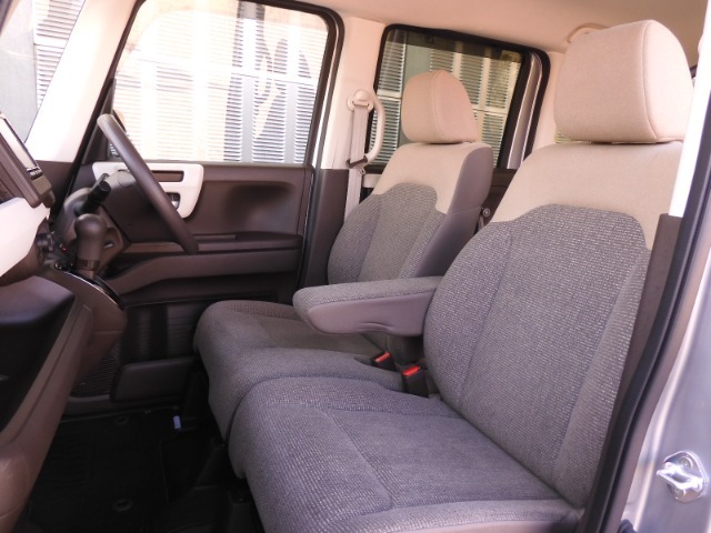 運転席と助手席は足元が繋がっているので自由に行き来しやすいので駐車場が狭いときでも助手席側からスムーズに乗り降りできて便利！