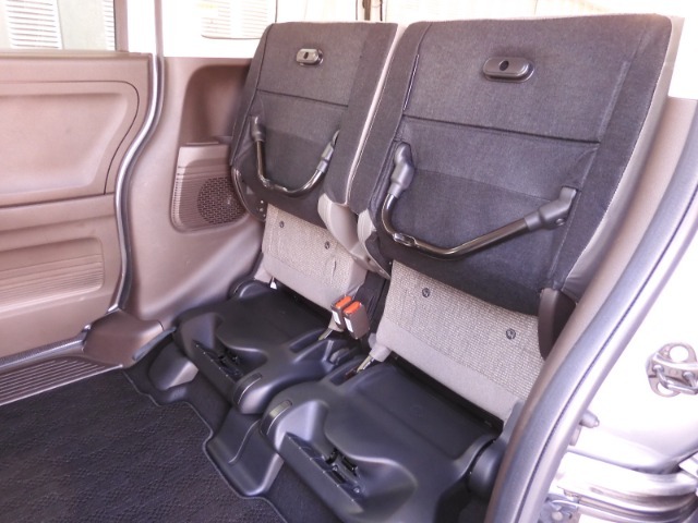 ◆チップアップ＆ダイブダウン機構付リアシート◆倒して、はね上げて。変化するシートで空間を乗る人に合わせて有効に使えます！