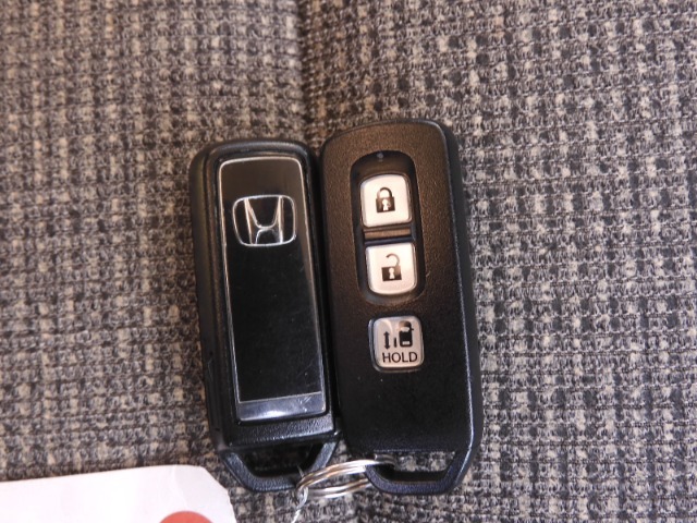 ◆スマートキー◆カギをバッグやポケットに入れたままでもドアロックの開閉ができる『スマートキー』付き！雨天や暗くなってもカギを取り出す必要がなくドアの開錠＆エンジンも始動できます