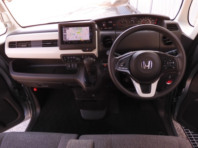 視界広々で非常に運転しやすくロングドライブでも疲れを感じさせないすっきりとまとまったインパネ周りです。