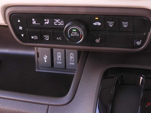 ◆オートエアコン装備◆　お好みの温度を設定をするだけで、後は、自動で風量を調節してくれます！快適にドライブが楽しめます。