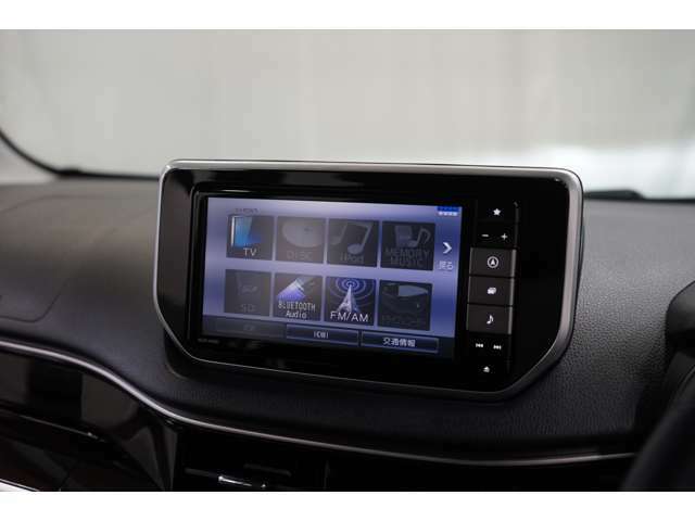 フルセグ/CD/DVD/Bluetooth対応のナビあり◎各種エンタテインメントが快適なドライブをより盛り上げます。オートエアコンを装備しているので設定した温度で車内の温度調整を自動で行ってくれます！