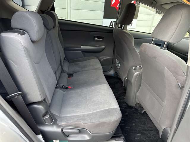 リア席は分割式シートなので、リクライニングも楽々♪　シートアレンジも多彩にできます。シートを倒せば、大きな荷物も積み込み可能です！