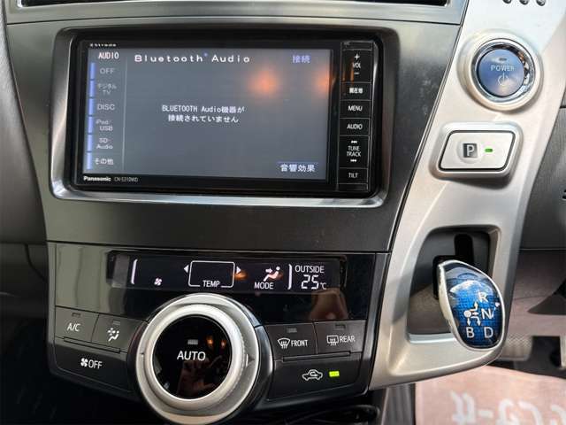 【オートエアコン】一度お好みの温度に設定すれば、車内の温度を検知し風量や温度を自動で調整。暑い…寒い…と何度もスイッチ操作をする必要はありません。快適な車内空間には必須の機能ですね♪