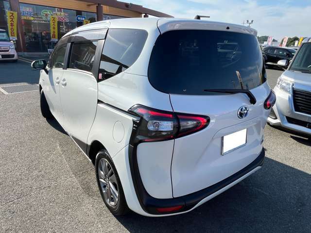 サービス充実の平川燃料グループ、カーワールド荒尾店スタッフ一同が新車・中古車・車検・修理・保険まで、お客様にご満足いただけるご接客・ご対応を目指します。