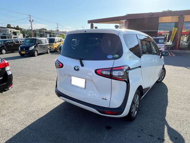 サービス充実の平川燃料グループ、カーワールド荒尾店スタッフ一同が新車・中古車・車検・修理・保険まで、お客様にご満足いただけるご接客・ご対応を目指します。