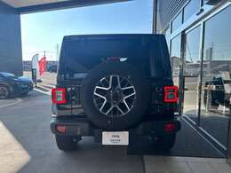 テールランプは、軍用ガソリン缶を彷彿とさせる厚みのあるデザイン