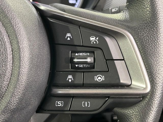 【全車速追従機能付クルーズコントロール】高速道路での長距離走行が楽に！！自動で速度を保つクルーズコントロールが、衝突軽減システムと連携し、前方の車両を感知して車間を保つように速度調節してくれます！！