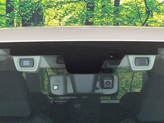 【アイサイトVer3】前方の車両等を検知し、衝突しそうな時は警報で注意を促し、ブレーキを踏む力をサポート。ブレーキを踏めなかった場合は衝突被害軽減ブレーキが作動、衝突回避をサポートします。