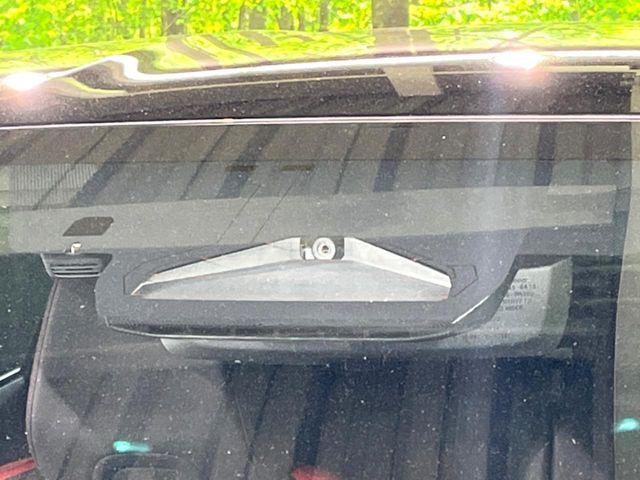 【プリクラッシュセーフティ】前方の車両等を検知し、衝突しそうな時は警報で注意を促し、ブレーキを踏む力をサポート。ブレーキを踏めなかった場合は衝突被害軽減ブレーキが作動、衝突回避をサポートします。