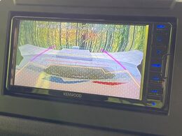 【バックカメラ】駐車時に後方がリアルタイム映像で確認できます。大型商業施設や立体駐車場での駐車時や、夜間のバック時に大活躍！運転スキルに関わらず、今や必須となった装備のひとつです！