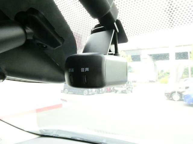 もしもの時に映像を記録する日産純正前後ドライブレコーダーが備わっています。