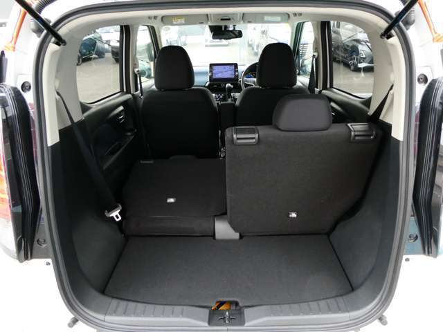 リアシートは5：5分割可倒式を採用しておりますので、乗車人数やお荷物の量に併せてアレンジが可能です♪