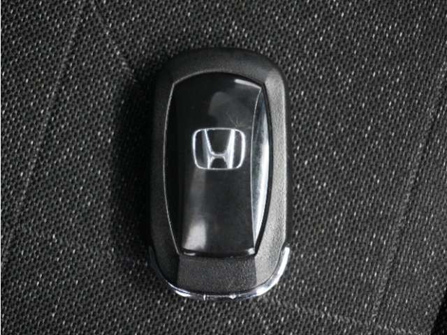 ◆スマートキー◆カギをバッグやポケットに入れたままでもドアロックの開閉ができる『スマートキー』付き！雨天や暗くなってもカギを取り出す必要がなくドアの開錠＆エンジンも始動できます