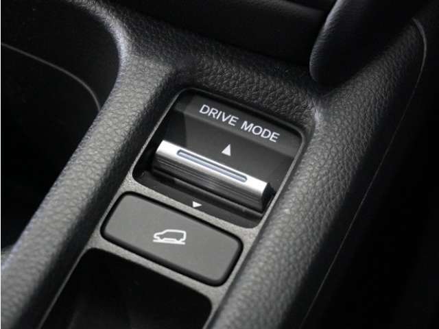 【ドライブモード】複数ある走行モードを切り替えることができ、選択したモードに応じた走行性能へ車両を制御します。