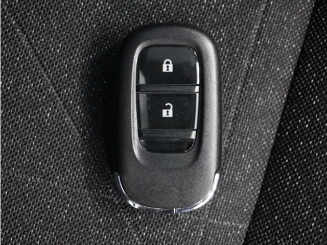 ◆スマートキー◆カギをバッグやポケットに入れたままでもドアロックの開閉ができる『スマートキー』付き！雨天や暗くなってもカギを取り出す必要がなくドアの開錠＆エンジンも始動できます