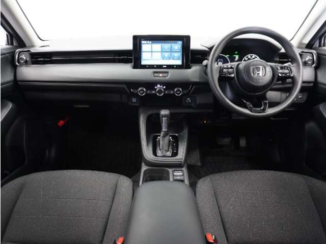 視界広々で運転しやすくロングドライブでも疲れを感じさせないすっきりとまとまったインパネ周りです。