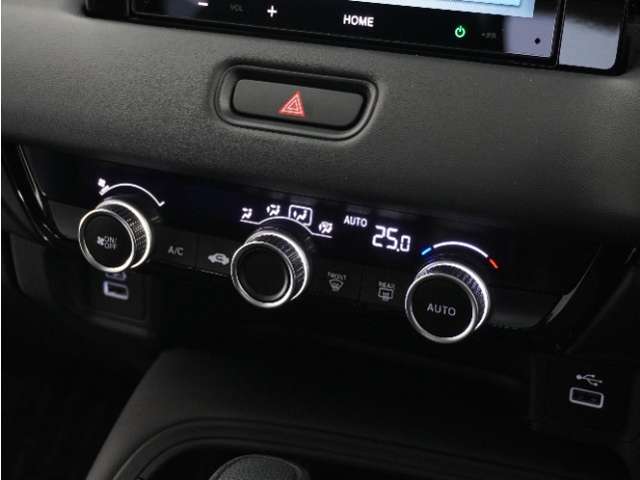 ◆オートエアコン装備◆　お好みの温度を設定をするだけで、後は、自動で風量を調節してくれます！快適にドライブが楽しめます。