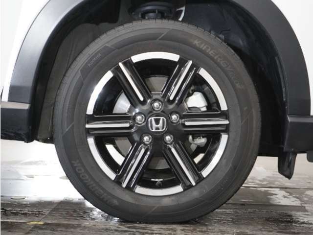 アルミホイール装着車です！これで足元まわりもおしゃれにきまります！