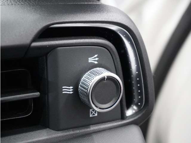 ◆そよ風アウトレット◆窓ガラスに沿って穏やかな風を吹き出すことで、エアコンが苦手な方でも快適な車内空間を作ります。外気の熱や寒さも軽減してくれるこの機能は、フロントパネルの左右に配置されています。