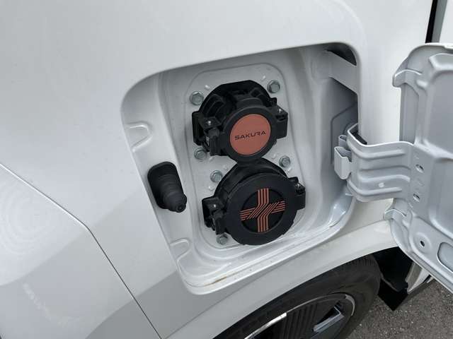 電気自動車ですので、給油口がなく、充電ケーブルを差し込む口があります！