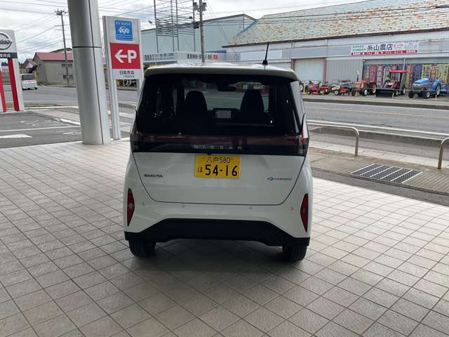 日産の電気自動車、サクラです！こちらは当店の試乗車です　2/3