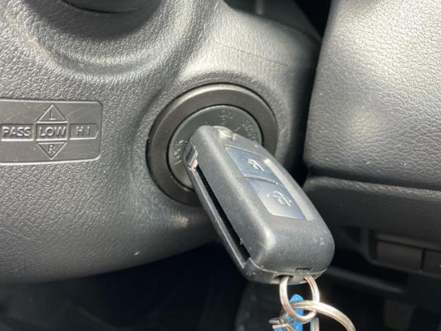 WECARSの展示場では実際に見て、触ってお車をお選びいただけます！知識の豊富な営業スタッフが様々なカーライフをご提案いたします！