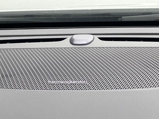 【harman　kardon】ハーマンカードンのHi-Fiスペシャリストと共に、モデル別に開発・設計された専用チューニングが臨場感溢れる音響空間を実現しています。