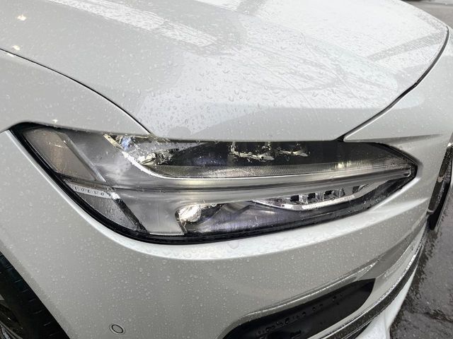 【LEDヘッドライト】ハイビームを先行車や対向車にあてず、その両サイドではハイビーム照射を維持。見える範囲が段違いに広くなりました。北欧神話に登場するトールハンマーをモチーフにデザイン。