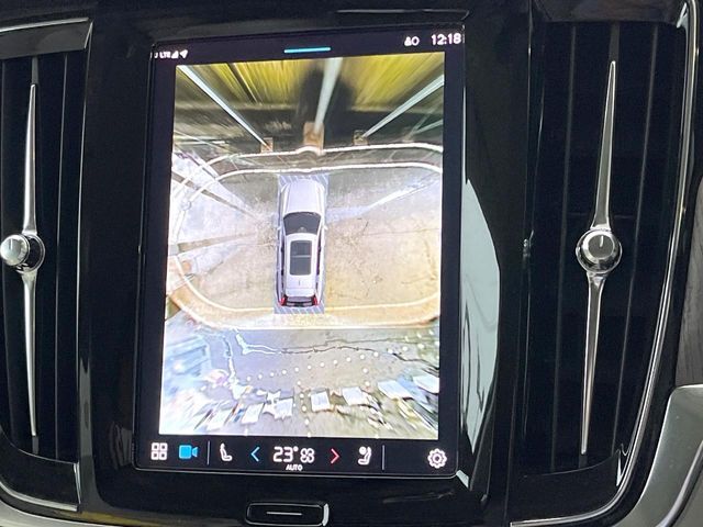 【360°ビューカメラ】4台の高解像度カメラで360度の鳥瞰図を表示。隣の車や壁、死角にある障害物などを画面で確認できるため、狭いスペースでの駐車・出入りも安心です。