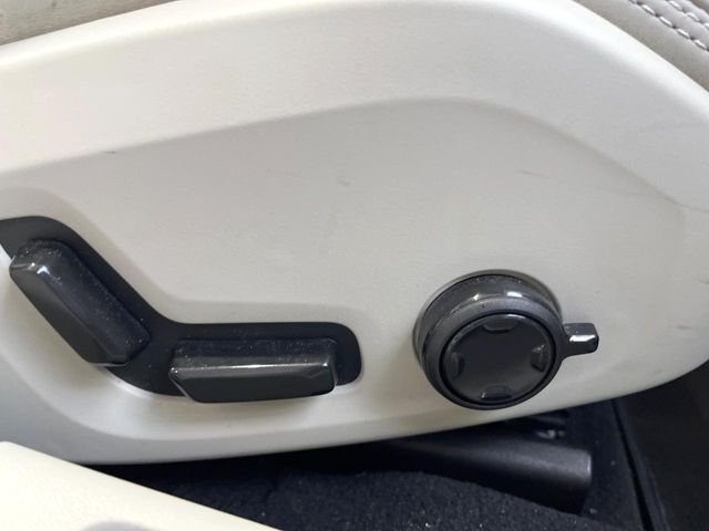【メモリー機能付きパワーシート】ドライバーごとに設定したシート位置を記憶して、ボタン一つで切り替えできる便利な機能！運転する方が複数名いらっしゃるご家庭におすすめです。