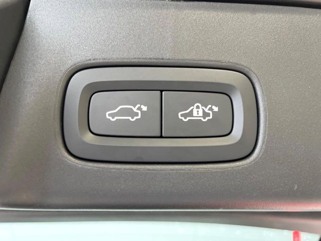 【パワーバックドア】スマートキーや運転席のボタンを押すだけでリアゲートが自動で開閉します！荷物を持っている時や、高い位置にあるバックドアを閉める際に便利な機能です。