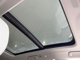 【パノラマルーフ】前後2枚のガラスルーフで室内全体が明るい空間に！フロントセクションはスライド機能があり外気を取り込むことも可能。さらに開放的なドライブを演出できます。