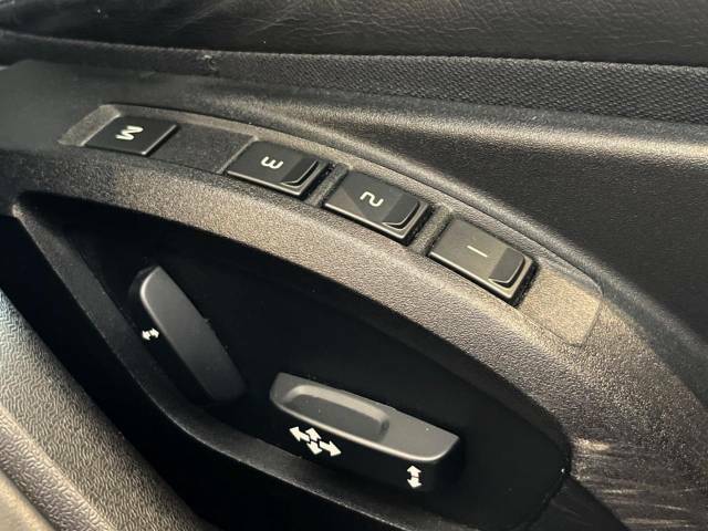 【メモリーシート】ドライバーごとに設定したシート位置を記憶して、ボタン一つで切り替えできる便利な機能！運転する方が複数名いらっしゃるご家庭におすすめです。