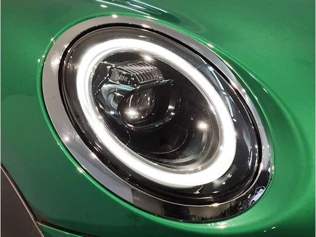 このヘッドライトは、赤ちゃんの可愛らしい目をモチーフしたものです。一方で、クロスオーバーのヘッドライトは、北欧の女性の切れ長の目をイメージしてデザインされています。