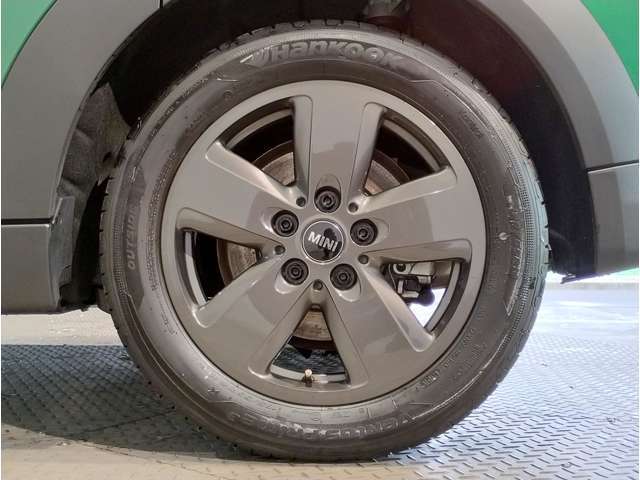 MINIのアロイ・ホイールは、MINIらしさの象徴である、ゴーカート・フィーリングを向上させるために技術の粋を集めて開発されています。