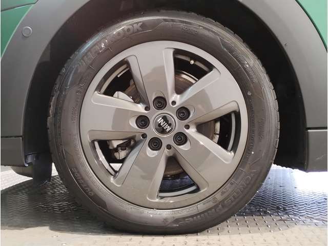 MINIのアロイ・ホイールは、MINIらしさの象徴である、ゴーカート・フィーリングを向上させるために技術の粋を集めて開発されています。