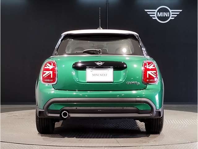 後ろからみても直ぐにMINIだとわかる丸みを帯びたデザインでございます。